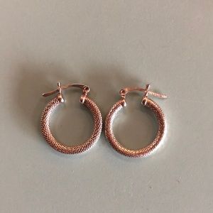⬇️Round Silver hoop earrings! 3/4” diameter❤️